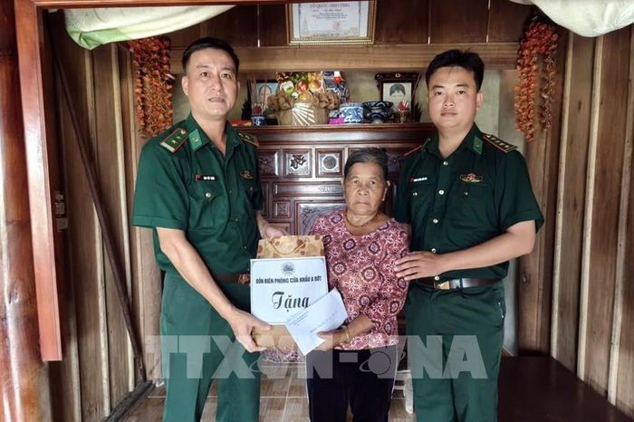 Thăm hỏi, tặng quà cán bộ là thân nhân thương binh, liệt sĩ. Ảnh: Mai Trang - TTXVN