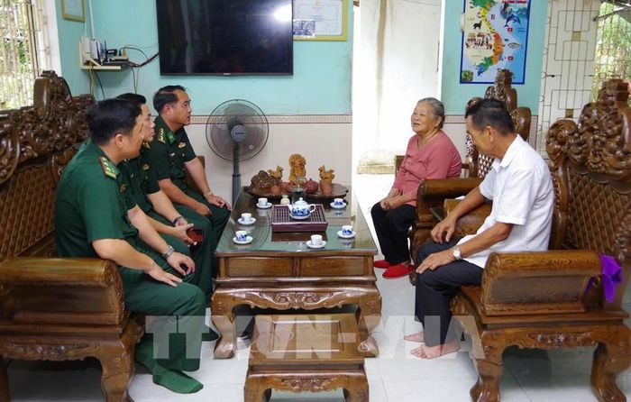 Thăm hỏi, tặng quà cán bộ là thân nhân thương binh, liệt sĩ. Ảnh: Mai Trang - TTXVN