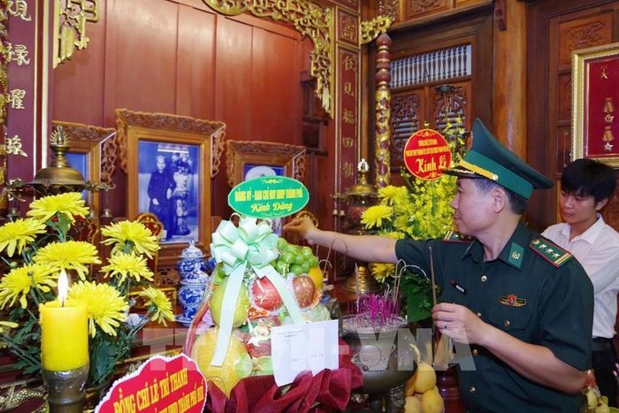 Ban Chỉ huy Bộ đội Biên phòng thành phố Huế dâng hương tại Bảo tàng Đại tướng Nguyễn Chí Thanh. Ảnh: Mai Trang - TTXVN