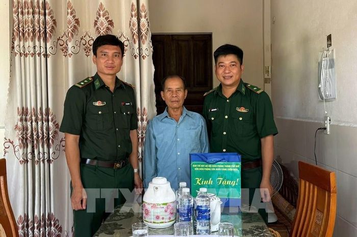 Thăm hỏi, tặng quà cán bộ là thân nhân thương binh, liệt sĩ. Ảnh: Mai Trang - TTXVN