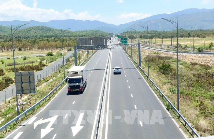 Tuyến cao tốc Vĩnh Hảo - Phan Thiết, đoạn qua khu vực phía Đông tỉnh Lâm Đồng, góp phần tăng cường kết nối liên vùng, rút ngắn thời gian vận chuyển và thúc đẩy phát triển kinh tế - xã hội. Ảnh: Nguyễn Huy Thành – TTXVN