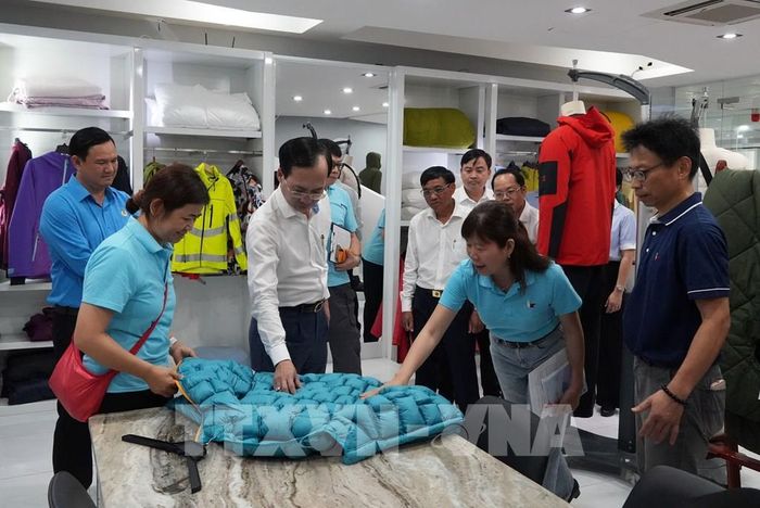 Chủ tịch UBND tỉnh Vĩnh Long Trần Trí Quang tham quan Công ty TNHH BOHSING tại Khu công nghiệp Hòa Phú, tỉnh Vĩnh Long. Ảnh: Phạm Minh Tuấn - TTXVN