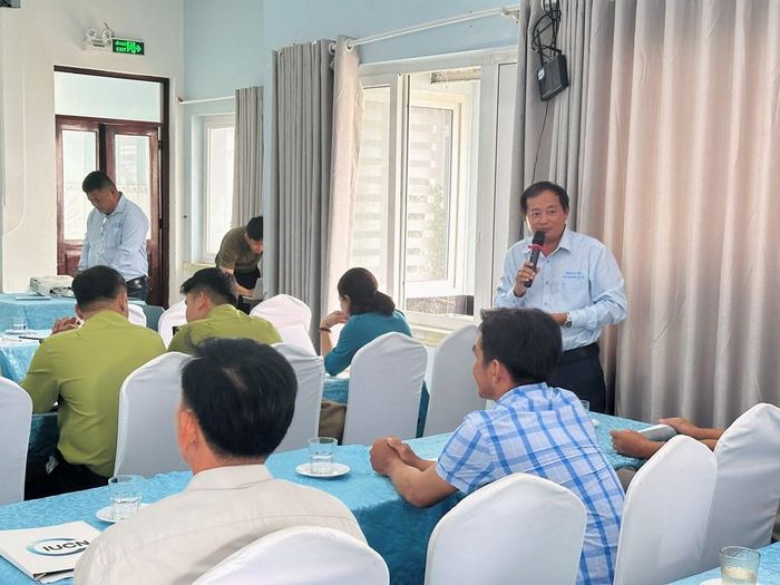 Ông Diệp Thành Toàn, Trường Đại học Trà Vinh hướng dẫn nông dân nuôi trồng thủy sản trong rừng ngập mặn. Ảnh: Hồng Nhung-TTXVN