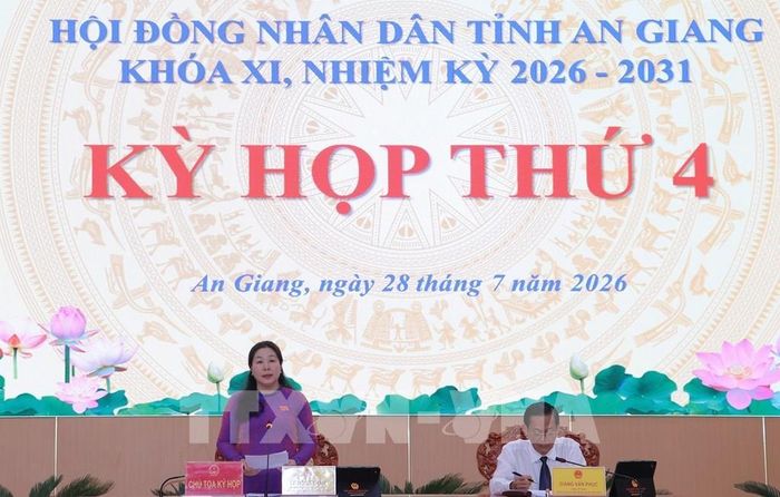 Chủ tọa kỳ họp. Ảnh: Lê Huy Hải - TTXVN