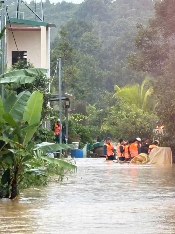 Mưa lớn gây ngập nhiều khu vực ở ở phường B'Lao, tỉnh Lâm Đồng. Ảnh: TTXVN phát