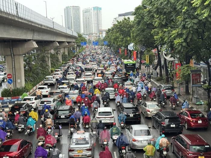 Dòng phương tiện ken đặc trên tuyến đường Nguyễn Trãi (Hà Nội) trong giờ cao điểm sau cơn mưa lớn. Ảnh: Quốc Lũy - TTXVN