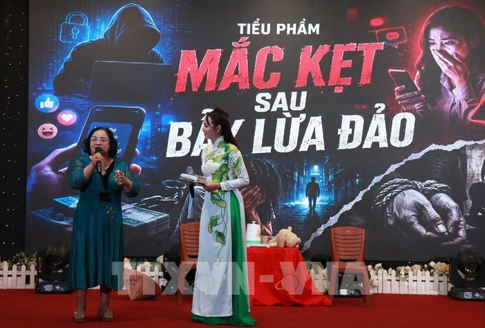 MC giao lưu với khán giả về việc nâng cao cảnh giác trước bẫy lừa đảo, mua bàn người. Ảnh: Phan Sáu - TTXVN