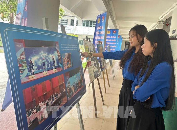 Đoàn viên, thanh niên tham quan triển lãm tranh về công tác phòng, chống mua bán người. Ảnh: TTXVN phát