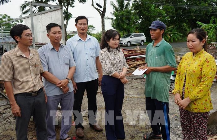 Ủy ban MTTQ Việt Nam tỉnh Cà Mau trao hỗ trợ cho người dân bị ảnh hưởng. Ảnh: Tuấn Phi - TTXVN