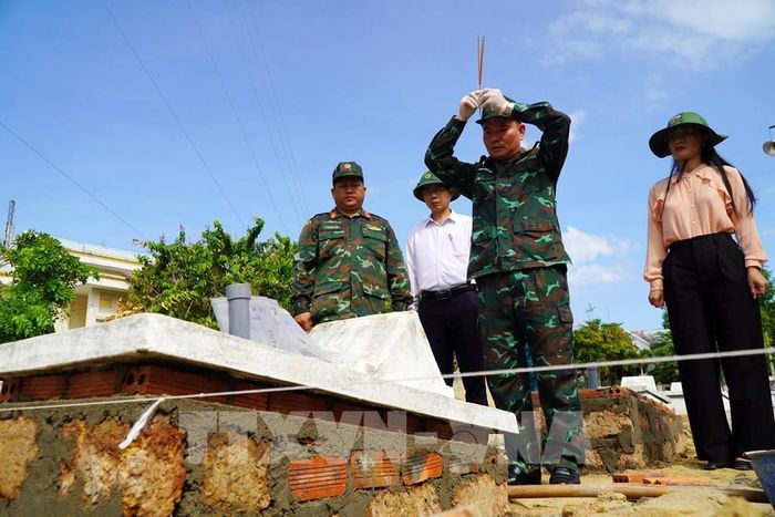 Mộ phần số 115 tại Nghĩa trang Liệt sĩ Đức Minh, xã Mỏ Cày - nơi phát hiện nhiều di vật quý giá phục vụ công tác giám định ADN. Ảnh: Lê Phước Ngọc/TTXVN