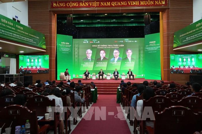 Các chuyên gia kinh tế, lãnh đạo các doanh nghiệp chia sẻ tại Diễn đàn xây dựng khu công nghiệp sinh thái, thông minh - Động lực thu hút đầu tư và phát triển kinh tế xanh vùng Đông Nam Bộ. Ảnh: Sỹ Tuyên - TTXVN