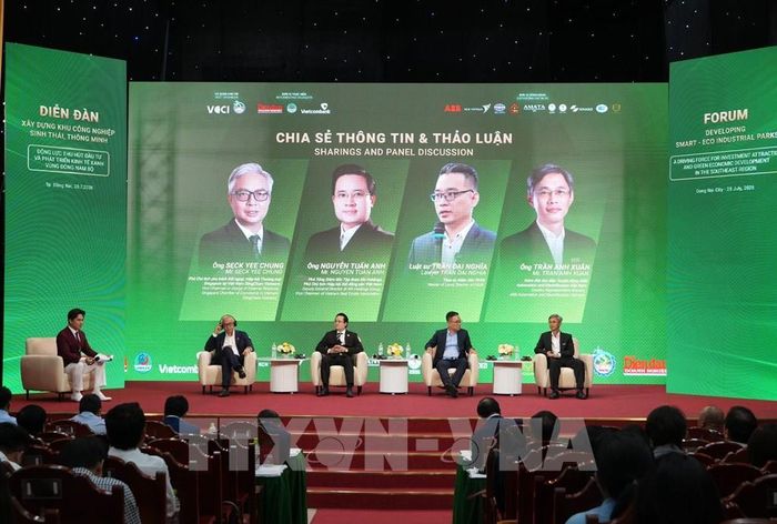 Các chuyên gia kinh tế, lãnh đạo các doanh nghiệp chia sẻ tại Diễn đàn xây dựng khu công nghiệp sinh thái, thông minh - Động lực thu hút đầu tư và phát triển kinh tế xanh vùng Đông Nam Bộ. Ảnh: Sỹ Tuyên - TTXVN