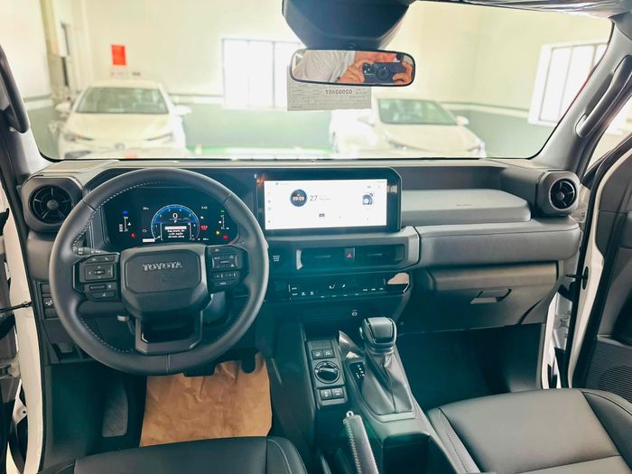 Một số hình ảnh Land Cruiser FJ tại đại lý (Ảnh: Nguyễn Trung Hiếu).
