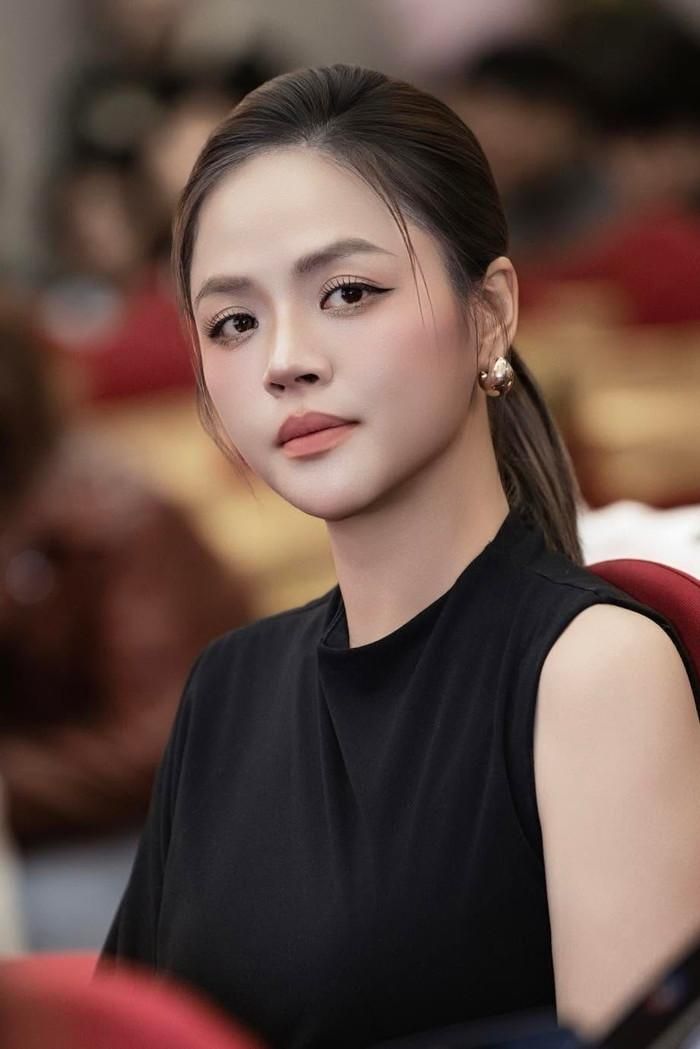 Thu Quỳnh cũng cởi mở hơn khi chia sẻ mình đang có một mối quan hệ bình yên nhưng vẫn giữ kín danh tính người đồng hành. Ảnh: FBNV.
