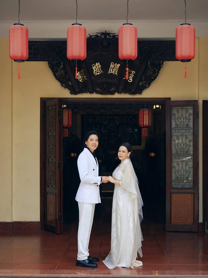 Bộ ảnh cưới của Việt Hương được thực hiện tại những địa điểm gắn với tuổi thơ của nữ nghệ sĩ. Ảnh: FBNV.
