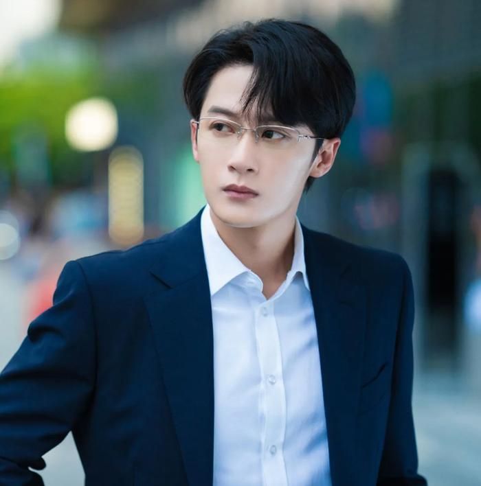 Giữ vị trí thứ 7, Đàn Kiện Thứ không chỉ tạo dấu ấn ở lĩnh vực thời trang khi trở thành đại sứ toàn cầu của Michael Kors mà còn ghi điểm với bộ phim Tình Yêu Có Pháo Hoa. Vai diễn Lý Diệc Phi với nhiều tình huống hài hước giúp anh thoát khỏi hình tượng cổ trang quen thuộc. Bên cạnh đó, nam diễn viên cũng vướng tin đồn đời tư trên mạng xã hội, song phòng làm việc đã nhanh chóng lên tiếng phủ nhận và tiến hành các biện pháp pháp lý.
