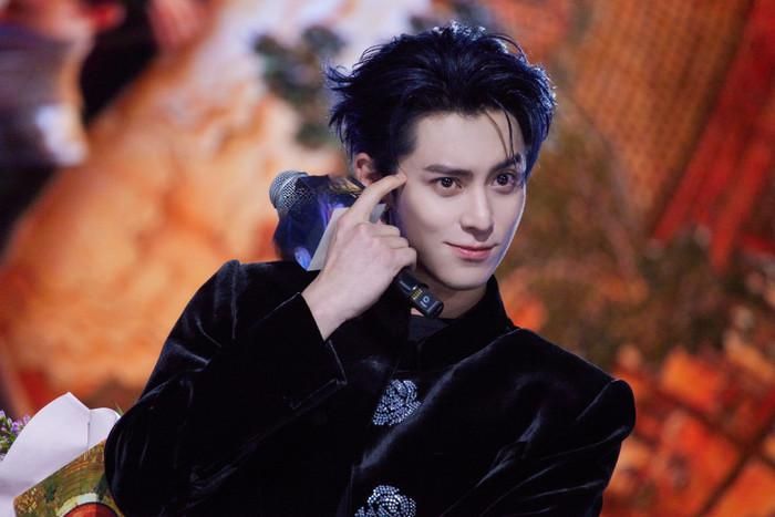 Ở vị trí thứ 6, Vương Hạc Đệ tiếp tục mở rộng hoạt động nghệ thuật khi tham gia phim điện ảnh Tinh Hà Nhập Mộng, đồng thời thể hiện ca khúc chủ đề. Trong năm qua, anh còn trở thành gương mặt đại diện của adidas Originals, tổ chức concert, phát hành nhiều ca khúc rap và duy trì sức nóng nhờ các vai diễn cũ. Ngoài ra, Vương Hạc Đệ cũng thu hút sự chú ý bởi những tranh cãi phát sinh sau chương trình Dear Inn 2026.