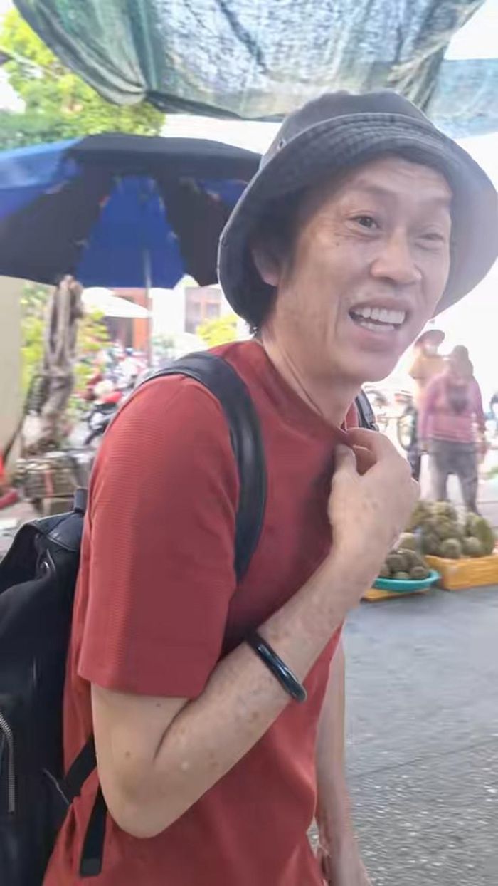 Hoài Linh vui vẻ chào hỏi khán giả trong chợ. (Ảnh chụp màn hình TikTok hoangminhphuc66)