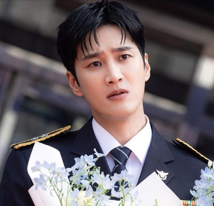 Ahn Bo Hyun trở lại với vai "thiếu gia cảnh sát" Jin Yi Soo trong Flex x Cop 2.