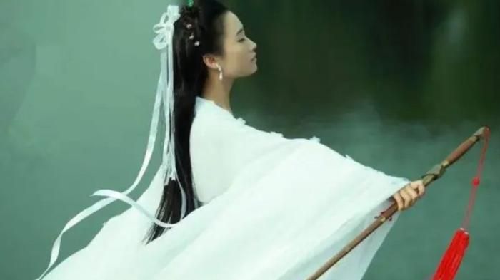 Nữ hiệp A Thanh cùng nhành trúc nhỏ một mình đả bại ngàn binh sĩ, xác lập kỷ lục kiếm pháp độc nhất vô nhị trên thương trường võ hiệp Kim Dung. Ảnh: Sohu
