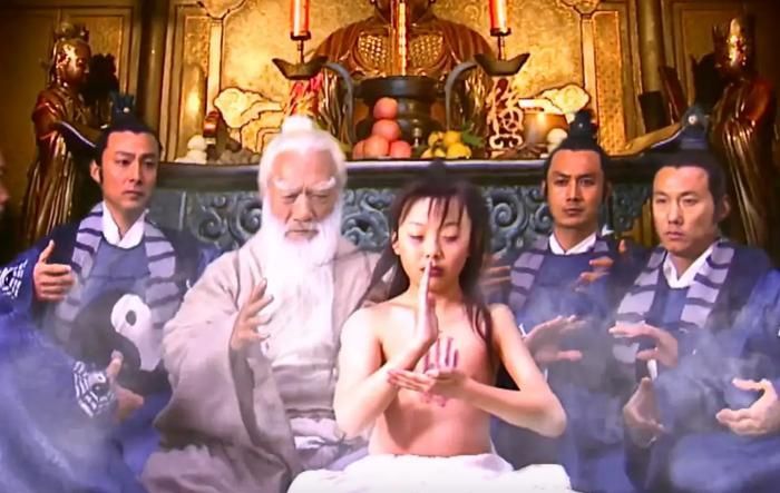 Trương Tam Phong và các đồ đệ phái Võ Đang đang vận công truyền nội lực để chữa trị, trục xuất hàn độc của Huyền Minh Thần Chưởng cho Trương Vô Kỵ lúc nhỏ. Ảnh: Sohu