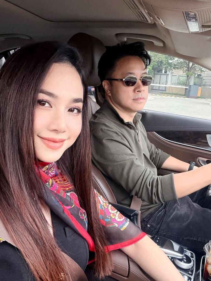 Đinh Ngọc Diệp khoe khoảnh khắc đời thường ngọt ngào bên ông xã đạo diễn. Ảnh: FBNV.