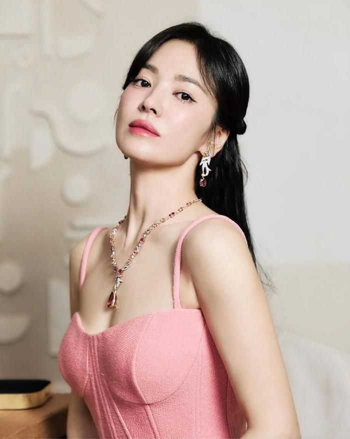 Song Hye Kyo vào vai Min Ja, người phụ nữ có tuổi thơ nhiều biến cố nhưng luôn giữ ý chí mạnh mẽ để theo đuổi ước mơ.