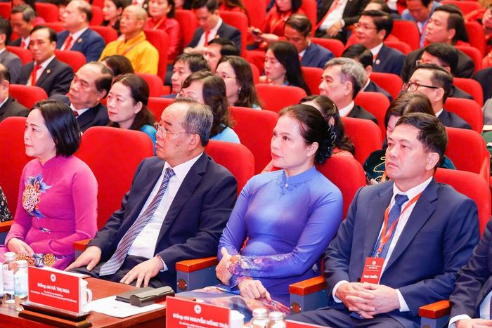 Ủy viên TƯ Đảng, Phó Chủ tịch Quốc hội Nguyễn Thị Thanh (bìa trái); Ủy viên TƯ Đảng, Phó Chủ tịch - Tổng Thư ký UBTƯ MTTQ Việt Nam Hà Thị Nga (thứ 2 từ phải qua) cùng các đồng chí lãnh đạo tham dự Đại hội
