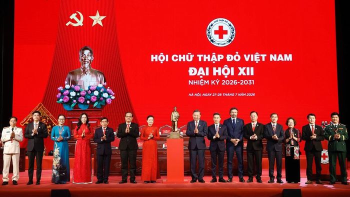 Tổng Bí thư, Chủ tịch nước Tô Lâm tặng bức tượng Chủ tịch Hồ Chí Minh cho Hội Chữ thập Đỏ Việt Nam. (Ảnh: Thống Nhất/TTXVN)