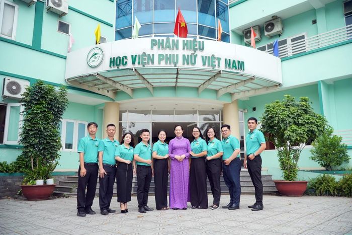 Bà Lê Thị Thủy (thứ 5 từ phải sang), Ủy viên Trung ương Đảng, Phó Chủ tịch Ủy ban Trung ương MTTQ Việt Nam, Chủ tịch Hội LHPN Việt Nam, với lãnh đạo và cán bộ Phân hiệu Học viện Phụ nữ Việt Nam