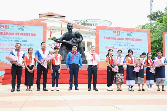 Ông Dương Anh Đức, Trưởng Ban Tuyên giáo và Dân vận Thành ủy TPHCM (thứ 6, bên trái sang) và Ngô Minh Hải, Bí thư Thành đoàn TPHCM (thứ 5, bên trái sang) tặng hoa cho các đoàn tham gia Liên hoan thiếu nhi 3 nước Việt Nam - Lào - Campuchia.