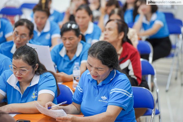 Cán bộ Hội cơ sở nghiên cứu tài liệu tuyên truyền phòng chống tác hại thuốc lá,