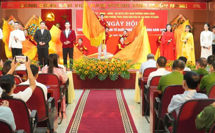 Phong trào toàn dân bảo vệ an ninh Tổ quốc tại phường Định Công được triển khai gắn với nhiệm vụ bảo đảm an ninh chính trị, trật tự, an toàn xã hội và xây dựng địa bàn dân cư an toàn, văn minh