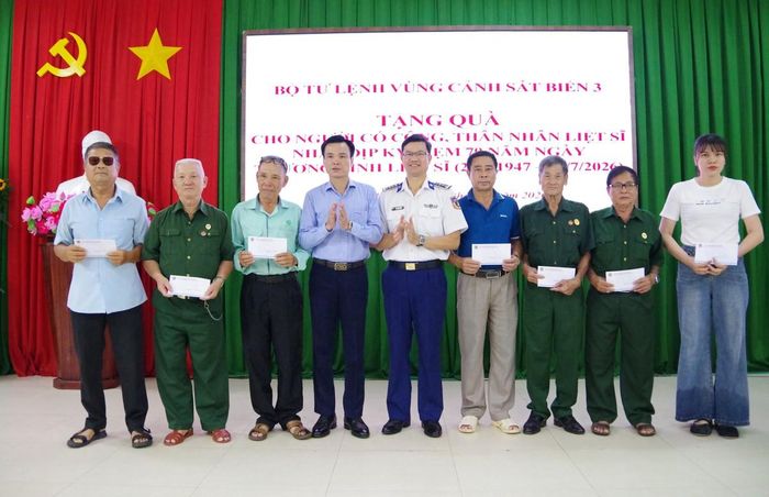 Bộ tư lệnh Vùng Cảnh sát biển 3 tặng quà cho các gia đình chính sách, người có công với cách mạng tại phường Phước Thắng, TPHCM