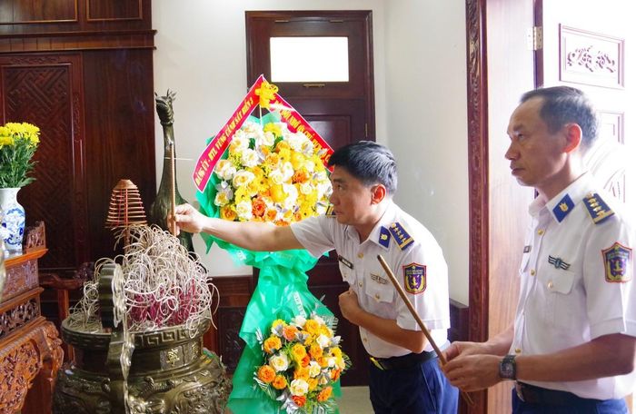 Thủ trưởng Bộ Tư lệnh Vùng Cảnh sát biển 3 dâng hương tại phòng thờ Chủ tịch Hồ Chí Minh và Đại tướng Võ Nguyên Giáp. Ảnh: Đức Định