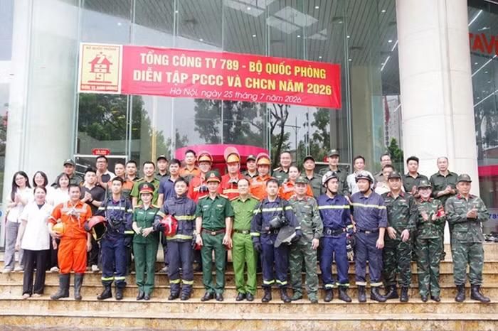 Đội Chữa cháy và Cứu nạn, cứu hộ khu vực số 11 cùng cán bộ, nhân viên Tổng công ty 789 chụp ảnh lưu niệm.
