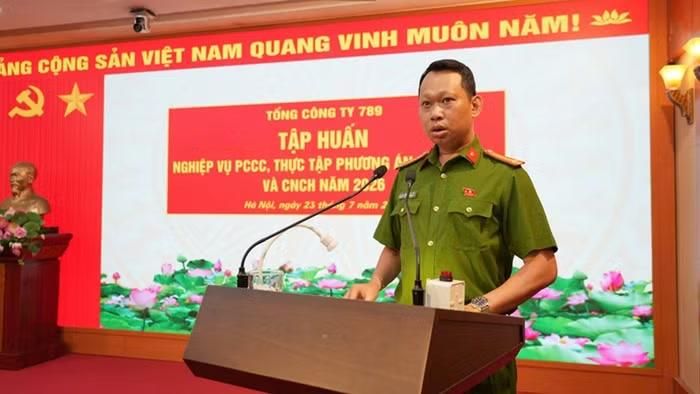 Đ/c Trung tá Phạm Thanh Tâm, Phó Đội trưởng Đội Chữa cháy và Cứu nạn, cứu hộ Khu vực số 11 triển khai nội dung trọng tâm của chương trình tập huấn. Ảnh: Tổng công ty 789