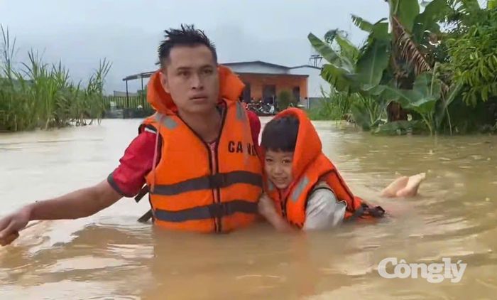 Lực lượng chức năng sơ tán người dân ra khu vực an toàn.