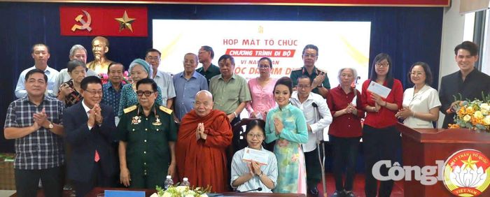 Các đại biểu chụp hình lưu niệm.