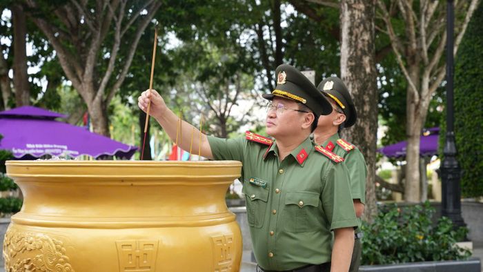 Đại tá Nguyễn Thanh Bình, Phó Cục trưởng Cục Xây dựng phong trào toàn dân bảo vệ an ninh Tổ quốc, Phó Trưởng Ban Thường trực Ban Chỉ đạo Hội thi thắp hương tưởng niệm