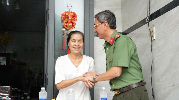Những cái nắm tay thắm tinh quân dân (Ảnh: Công an TP.HCM)