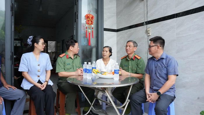 Đoàn công tác thăm hỏi các gia đình lực lượng tham gia bảo vệ ANTT ở cơ sở có hoàn cảnh khó khăn trên địa bàn TP.HCM. (Ảnh: Công an TP.HCM)