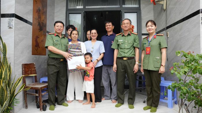 Tặng quà gia đình lực lượng tham gia bảo vệ ANTT ở cơ sở có hoàn cảnh khó khăn trên địa bàn TP.HCM. (Ảnh: Công an TP.HCM)