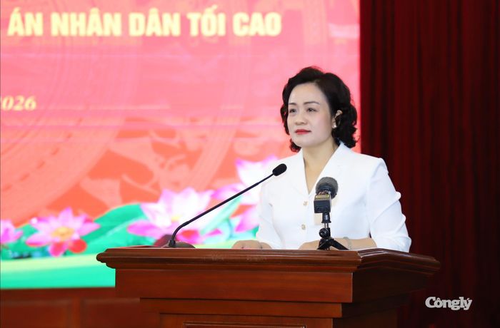 Đồng chí Nguyễn Hải Trâm, Ủy viên Ban Chấp hành Trung ương Đảng, Phó Bí thư Thường trực Đảng ủy, Phó Chánh án TANDTC báo cáo tại hội nghị.