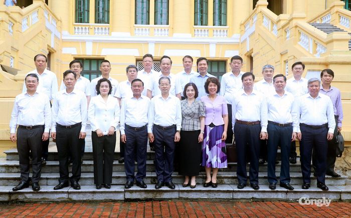 Đồng chí Trần Cẩm Tú và đại biểu đoàn công tác chụp ảnh lưu niệm cùng tập thể lãnh đạo, cán bộ TANDTC.
