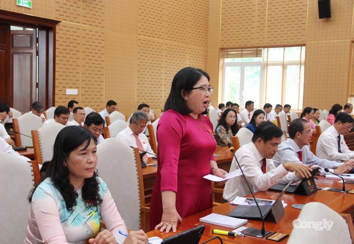 Các đại biểu thảo luận thông qua Nghị quyết tại kỳ họp