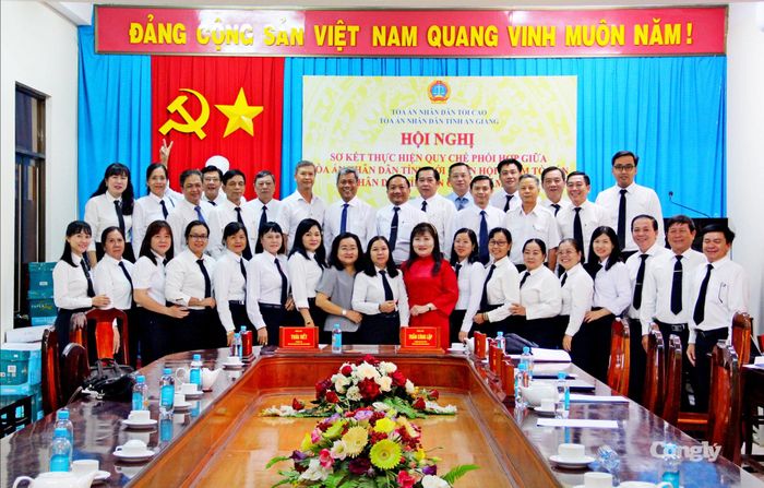 Đại biểu dự Hội nghị chụp ảnh lưu niệm