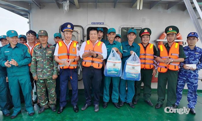 Đoàn thăm tặng quà tàu dân quân đang làm nhiệm vụ trên biển.