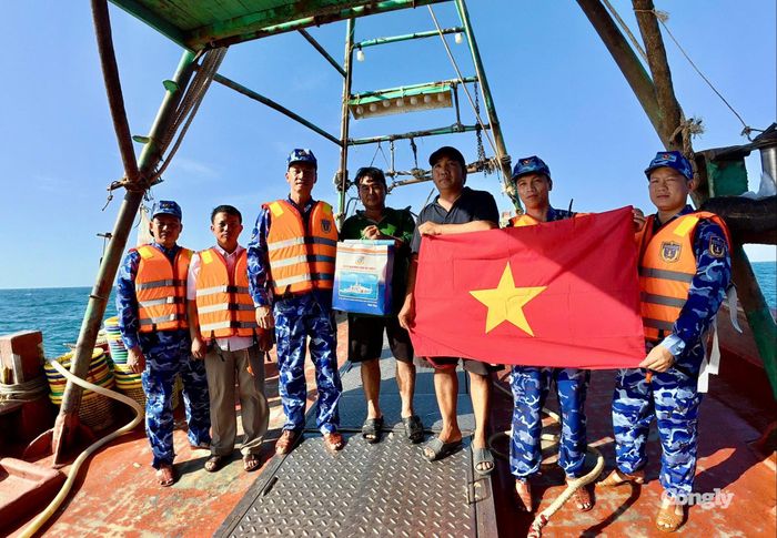 Đoàn đã tặng cờ Tổ quốc, áo phao, nhu yếu phẩm cho ngư dân.