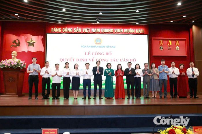 Các đại biểu chụp ảnh cùng 3 đồng chí mới được bổ nhiệm.